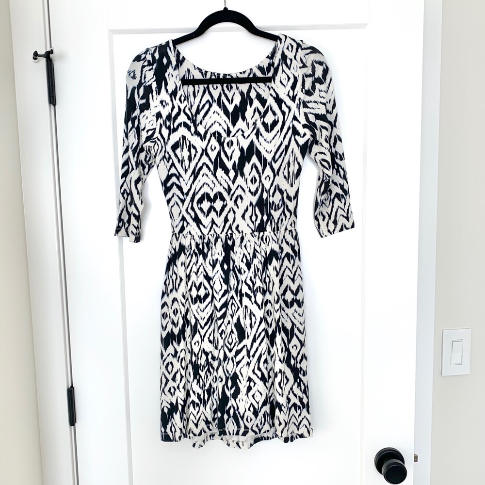Knee Length Pattern Dress - Picture 3 of 4